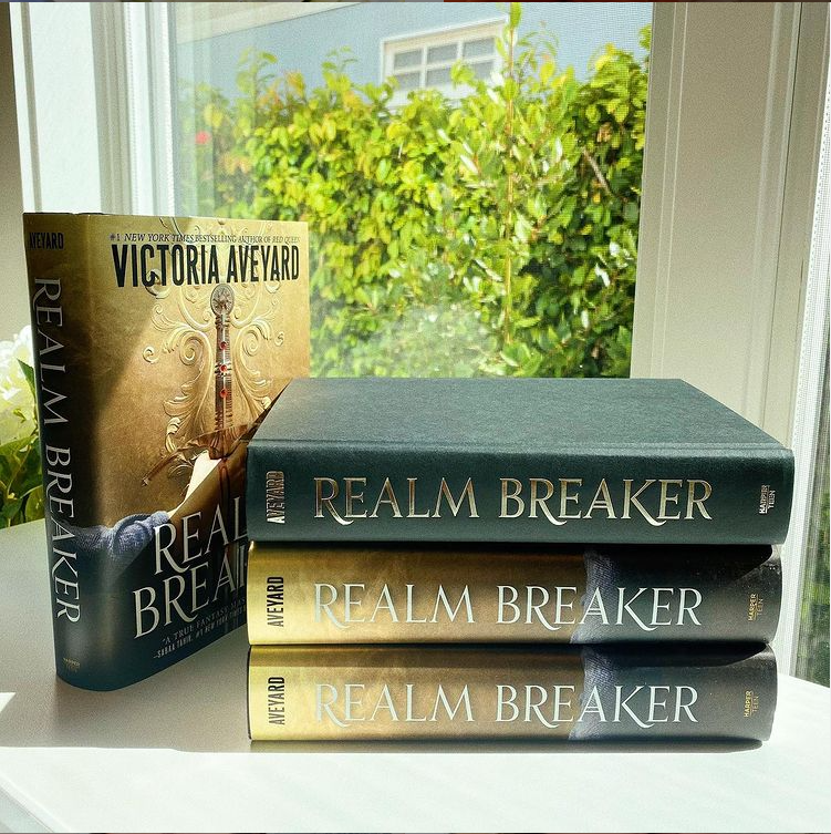 Victoria Aveyard Goes From “Red Queen” To “Realm Breaker”